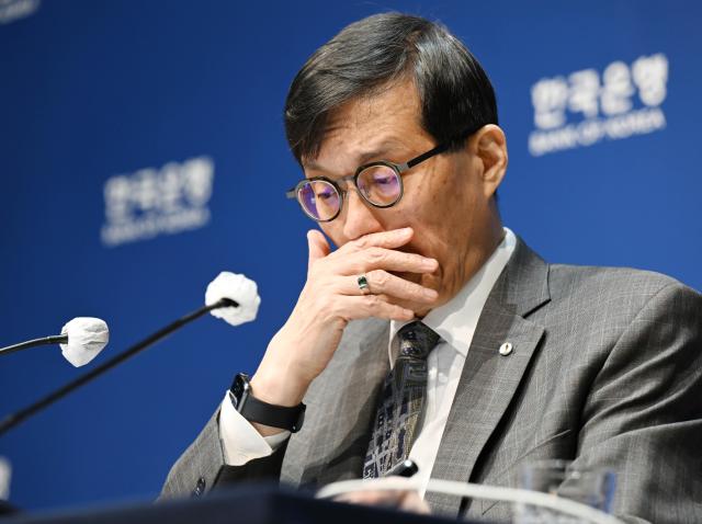 이창용 한국은행 총재가 지난 2월 금융통화위원회 본회의를 마친 후 통화정책방향 기자 간담회를 열고 기자들의 질문에 답변을 하고 있다 20250225사진사진공동취재단