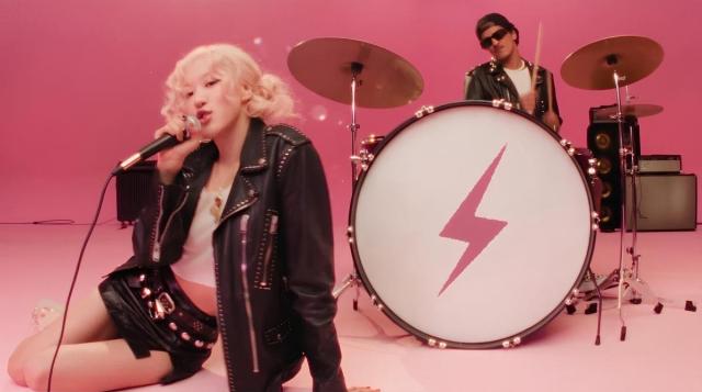 BLACKPINKs Rosés APT. tops TikTok music chart, named Apple Musics song of the year