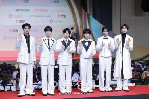 [포토] 킥플립, 2025 SBS 가요대전 레드카펫 참석