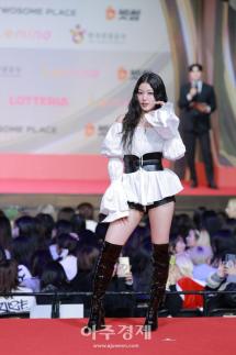 [포토] ​​​​​​​캣츠아이 윤채, 2025 SBS 가요대전 레드카펫 참석