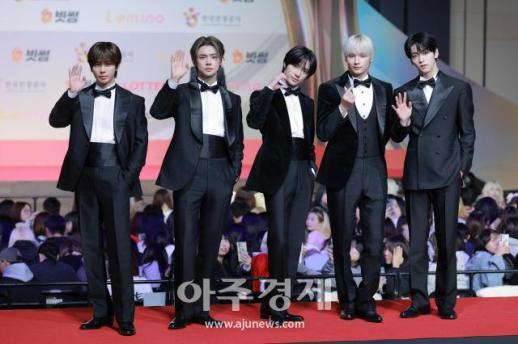 [포토] 투모로우바이투게더, 2025 SBS 가요대전 레드카펫 참석