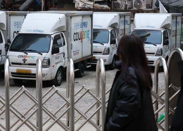 대통령실이 성탄절인 25일 오후 쿠팡의 대규모 개인정보 유출사태의 대책 마련을 위한 관계부처 장관급 회의를 연다 이날 서울 시내 한 주차장에 쿠팡 배달 차량이 주차돼 있다 사진연합뉴스