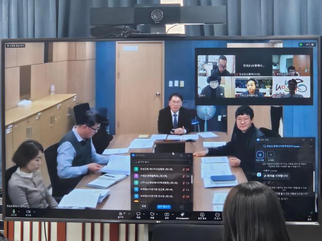 정현구 전남도 에너지산업국장이 지난 24일 22개 시군과 영상회의를 열어 정부의 햇빛소득마을 조성 정책 방향을 공유하고 내년 초 예정된 햇빛소득마을 추진 공모에 대응하기 위한 방안을 논의하고 있다사진전남도