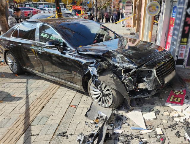 11월 18일 인천 부평구 십정동 한 공영주차장에서 70대 남성 A씨가 운전하던 차량이 인도로 돌진해 30대 여성과 2살 딸이 크게 다쳤다사진인천소방본부