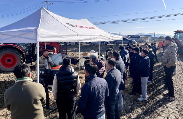 대동은 대리점주 대상으로 국내 최초 비전 AI 기반 4단계 자율작업 AI 트랙터 시연회를 개최했다 사진대동