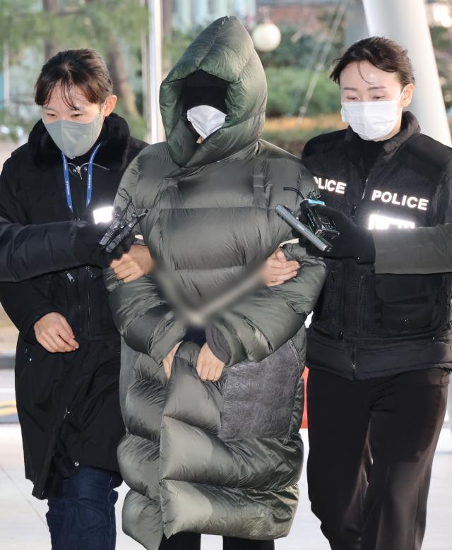 마약 혐의로 수사선상에 오른 상태에서 해외로 도피했다가 체포된 남양유업 창업주 외손녀 황하나 씨가 26일 경기도 안양시 수원지방법원 안양지원에서 열린 구속 전 피의자 심문영장실질심사에 출석하고 있다 사진연합뉴스