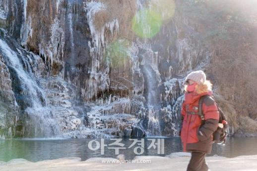 [포토] 폭포도 얼었다... 한파특보 속 빙벽 변해가는 홍제폭포