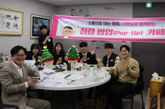 김병수 김포시장이 ‘청렴팝업카페’를 통해 철도과 직원들과 소통의 시간을 갖고 있다 사진김포시