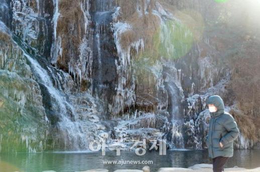 [포토] 한파특보 속 얼어붙기 시작한 홍제폭포
