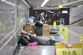 Homeless left outdoors in Seouls deep freeze