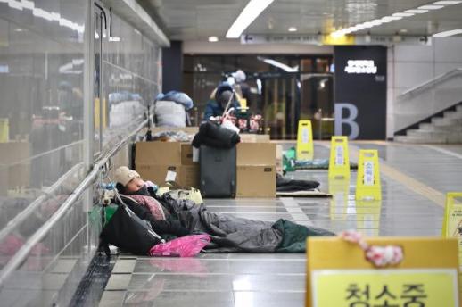Homeless left outdoors in Seouls deep freeze