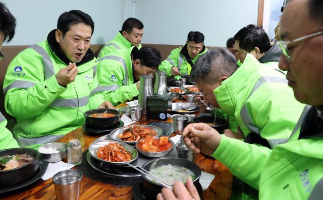 장동혁 국민의힘 대표가 26일 서울 도봉구 일대에서 생활폐기물 상차와 가로청소 봉사활동을 마친 뒤 환경공무관들과 국밥을 함께하며 조찬 간담회를 갖고 있다 사진연합뉴스