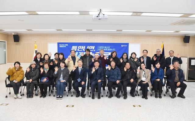 부천시가 24일 오정구청에서 ‘틈만나면 현장속으로’를 열고 경인고속도로변 소규모주택정비사업부지 방음벽 설치 관련 시민 의견을 듣는 자리를 마련했다 사진부천시