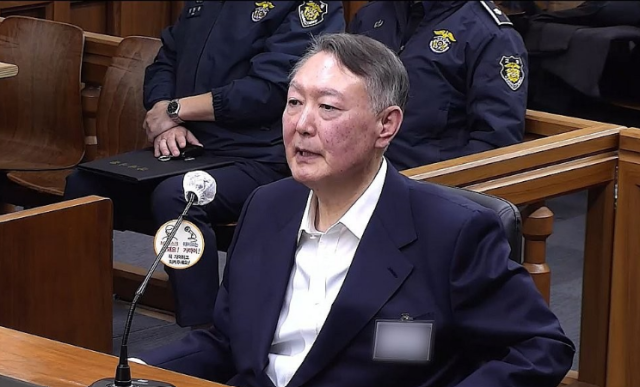 윤석열 전 대통령이 지난달 19일 서울 서초구 서울중앙지방법원에서 열린 한덕수 전 국무총리의 내란 재판에 증인으로 출석해 한 전 총리가 계엄 선포에 반대했다는 취지로 증언하고 있다 사진연합뉴스