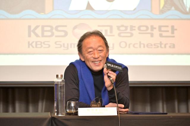 지휘자 정명훈이 지난 26일 서울 여의도 콘래드호텔에서 열린 기자간담회에서 기자들의 질문에 답하고 있다 사진KBS교향악단 