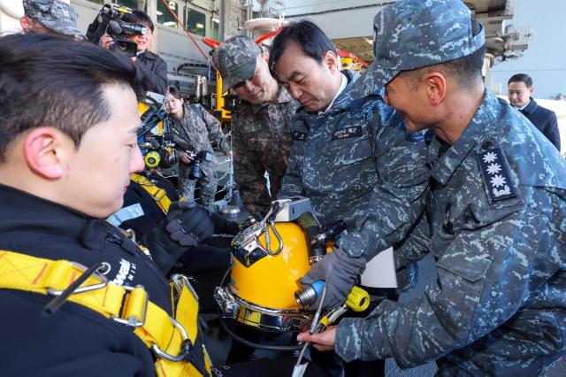 26일 해군특수전전단 소속 강화도함을 방문한 안규백 국방부 장관이 SSU 대원의 구조장비를 확인하고 있다 사진국방부
