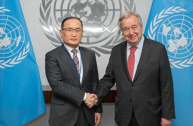 위성락 국가안보실장이 18일현지시간 뉴욕을 방문해 안토니우 구테흐스 유엔 사무총장과 면담하기 전 악수하고 있다 19일 유엔본부에 따르면 위 실장은 전날 오후 2시 45분께 구테흐스 사무총장을 만나 유엔과 한국의 협력 강화 한반도 평화 문제 등을 논의했다 사진유엔본부