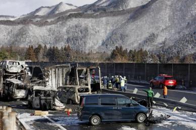 일본 고속도로서 눈길로 인한 67대 연쇄 추돌…20여명 사상