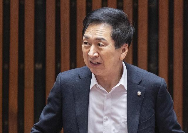 국민의힘 김기현 의원이 22일 국회에서 열린 의원 총회에 입장하고 있다 김 의원은 이날 김건희 특검에 명품 가방 전달 관련 피의자로 소환됐다 사진연합뉴스