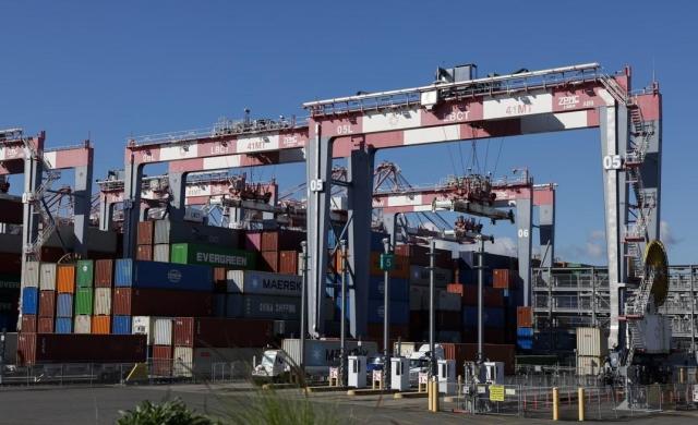 미국 로스앤젤리스 항만에 쌓인 컨테이너 사진EPA·연합뉴스