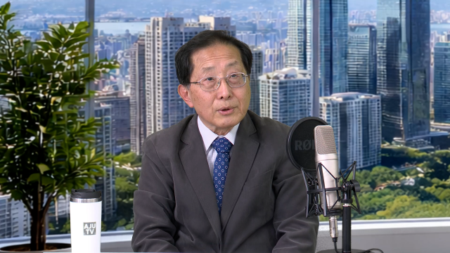 심경호 고려대 명예교수가 지난 26일 서울 광화문 아주경제 본사에서 진행한 인터뷰에서 신평신역 청련집에 대해 설명하고 있다사진아주경제