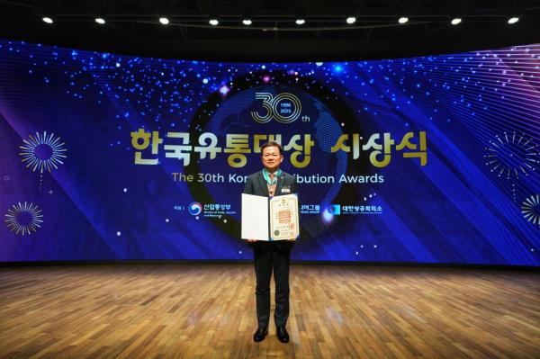 정춘호 GS리테일 편의점BU장편의점산업협회장이 지난 26일 대한상공회의소에서 열린 제30회 한국유통대상 시상식에서 동탑산업훈장을 수상했다 사진GS리테일