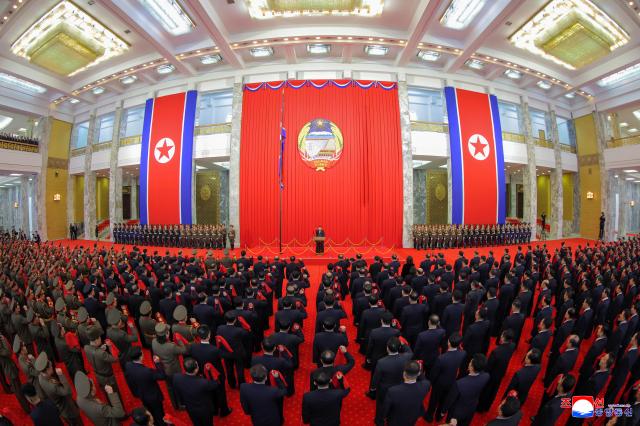 김정은 북한 국무위원장이 지난 27일 만수대의사당에서 북한 헌법절기념 국기게양 및 선서의식에 참석했다고 조선중앙통신이 28일 보도했다  사진연합뉴스