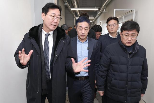 정명근 화성특례시장이 김성환 환경부장관 현장 상황을 설명하고 있다 사진화성시