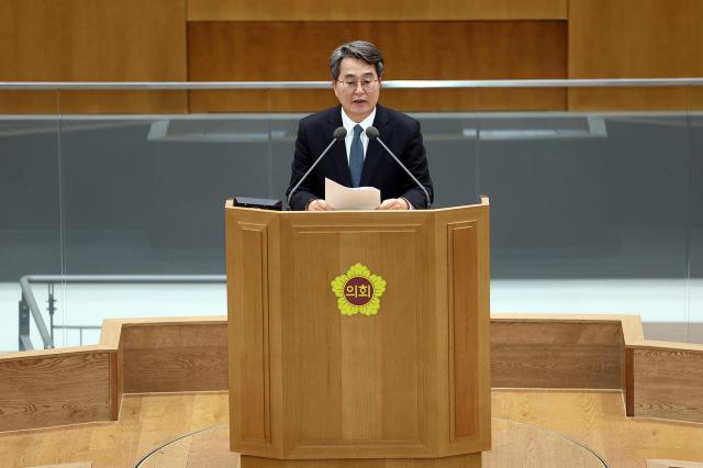 26일 오후 경기도의회 본회의장에서 김동연 경기도지사 김진경 경기도의회 의장 임태희 경기도교육감 등이 참석한 가운데 제387회 정례회 5차 본회의가 열리고 있다 사진경기도