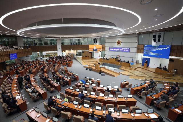 26일 오후 경기도의회 본회의장에서 김동연 경기도지사 김진경 경기도의회 의장 임태희 경기도교육감 등이 참석한 가운데 제387회 정례회 5차 본회의가 열리고 있다 사진경기도