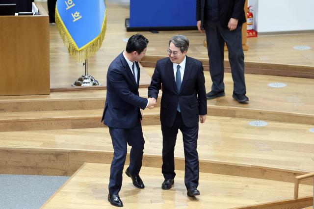 26일 오후 김동연 경기도지사가 제387회 정례회 5차 본회의를 마치고 김진경 경기도의회 의장과 인사를 나누고 있다 사진경기도