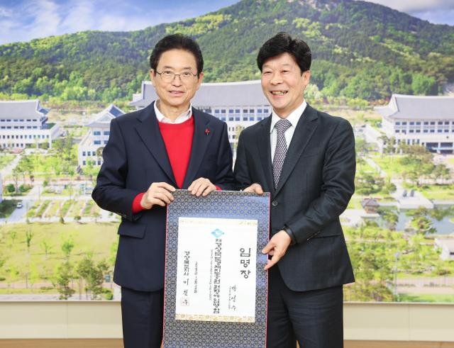 이철우 경북도지사가 지난 22일 박성수 재경상북도경제진흥원 신임 원장에게 임명장을 수여하고 있다 사진경상북도
