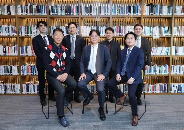 앞줄 왼쪽부터이은재 수석전문위원 김남호 부동산건설그룹 대표변호사 정유철 변호사 뒷줄 왼쪽부터이국준 조원준 변호사 김순태 전문위원 정영수 변호사 사진법무법인 율촌