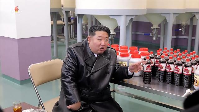 김정은 북한 국무위원장이 지난 24일 함경남도 정평군 지방공업공장·종합봉사소 준공식에 참석했다고 조선중앙TV가 25일 보도했다 사진연합뉴스