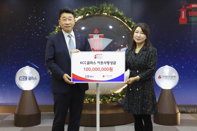 성금 전달식에서 기념 촬영을 하는 박은서 KCC글라스 이사사진 왼쪽와 김경희 사회복지공동모금회 사회공헌본부장 사진 KCC글라스