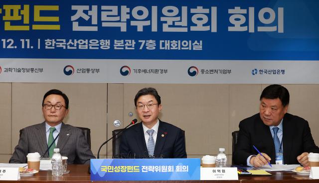 왼쪽부터 박현주 미래에셋그룹 회장 이억원 금융위원장 서정진 셀트리온 회장이 11일 서울 영등포구 한국산업은행에서 열린 제1차 국민성장펀드 전략위원회 회의에 참석해 논의하고 있다 사진금융위원회