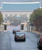 Lee begins work at Cheong Wa Dae as presidential office moves back