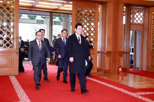 李在明在青瓦台开启工作