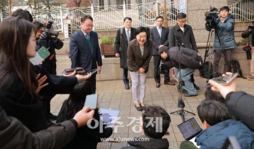 [포토] 기자들과 첫 인사하는 이혜훈 기획예산처 장관 후보자