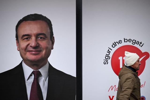 선거 포스터 속 알빈 쿠르티 코소로 총리 사진AFP·연합뉴스