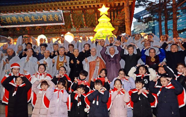 조계종 총무원장 진우스님과 조계사 소년소녀합창단 등이 18일 서울 종로구 조계사에서 열린 2025년 크리스마스 트리등 점등식에서 기념촬영을 하고 있다 사진연합뉴스