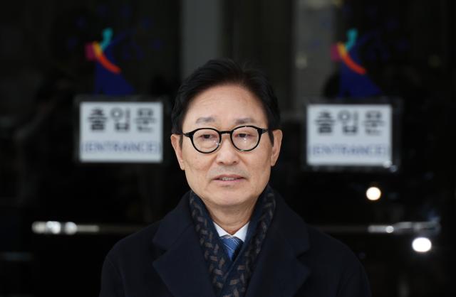 국회 패스트트랙 충돌 사건으로 재판에 넘겨진 박범계 더불어민주당 의원이 지난 19일 양천구 서울남부지방법원에서 열린 1심 선고 공판에서 벌금 300만원의 선고유예 판결을 받은 뒤 법정을 나서고 있다사진연합뉴스