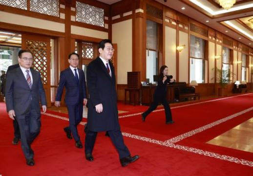 President Lee Jae-myungs first commute to Blue House
