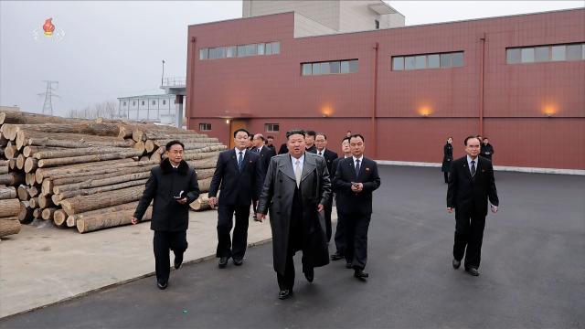 김정은 북한 국무위원장이 지난 28일 평안남도 은산군에 건설된 종이공장 준공식에 참석해 준공 테이프를 끊었다고 조선중앙TV가 29일 보도했다 사진연합뉴스