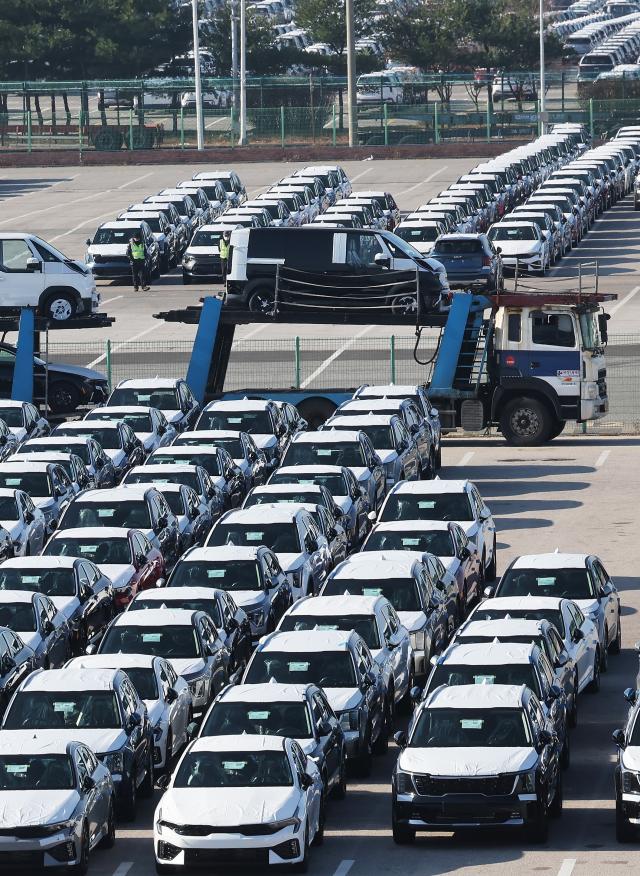 지난해 12월 1일 경기도 평택항에 수출용 자동차가 세워져 있는 모습 사진연합뉴스