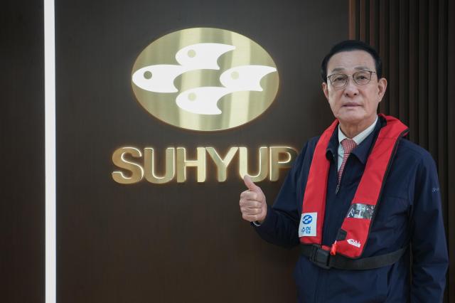 노동진 수협중앙회장이 안전조끼를 입고 포즈를 취하고 있다 사진수협중앙회