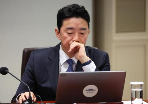 李, 1330일 만에 청와대 출근…첫 일정으로 안보 대응 점검