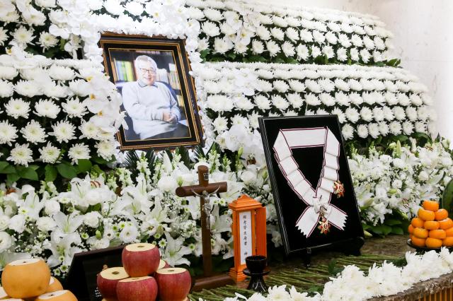 고 배우 이순재 빈소에 놓여진 금관문화훈장 사진사진공동취재단