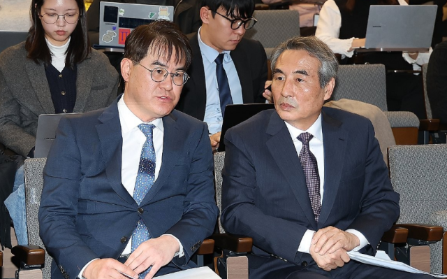 민중기 특검오른쪽과 김형근 특검보가 29일 오전 서울 종로구 KT광화문빌딩 웨스트빌딩 브리핑실에서 열린 최종 브리핑에서 대화를 나누고 있다 사진연합뉴스