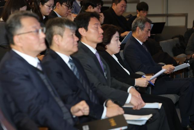 민중기 특별검사오른쪽 첫번째가 29일 서울 종로구 KT광화문빌딩 웨스트빌딩 브리핑실에서 열린 최종 브리핑에서 자료를 살피고 있다 사진연합뉴스